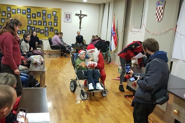 Crveni križ Kaštela: Pokloni za djecu s teškoćama u razvoju 